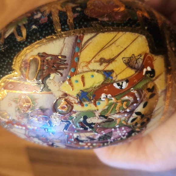 Satsuma Geisha Small Porcelain Egg with Lacquered Cherry Wood Platform Base - Picture 6 of 12